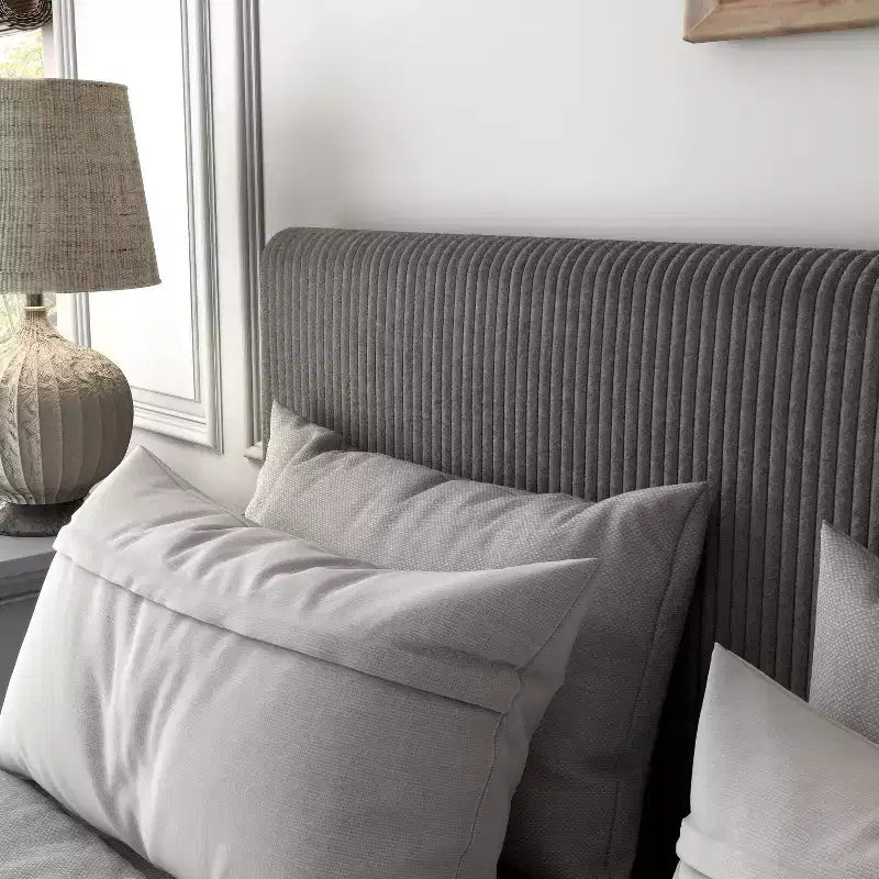 Letto a piattaforma Queen miBasics Beckman imbottito in velluto a coste con fodera rimovibile