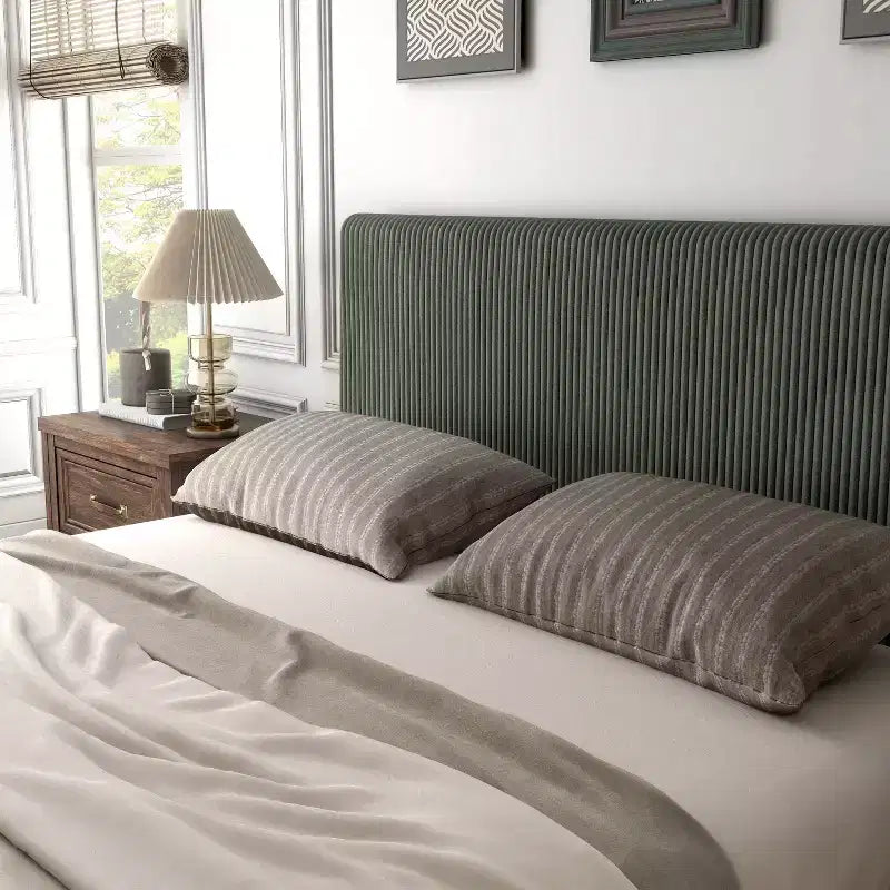 Letto a piattaforma Queen miBasics Beckman imbottito in velluto a coste con fodera rimovibile