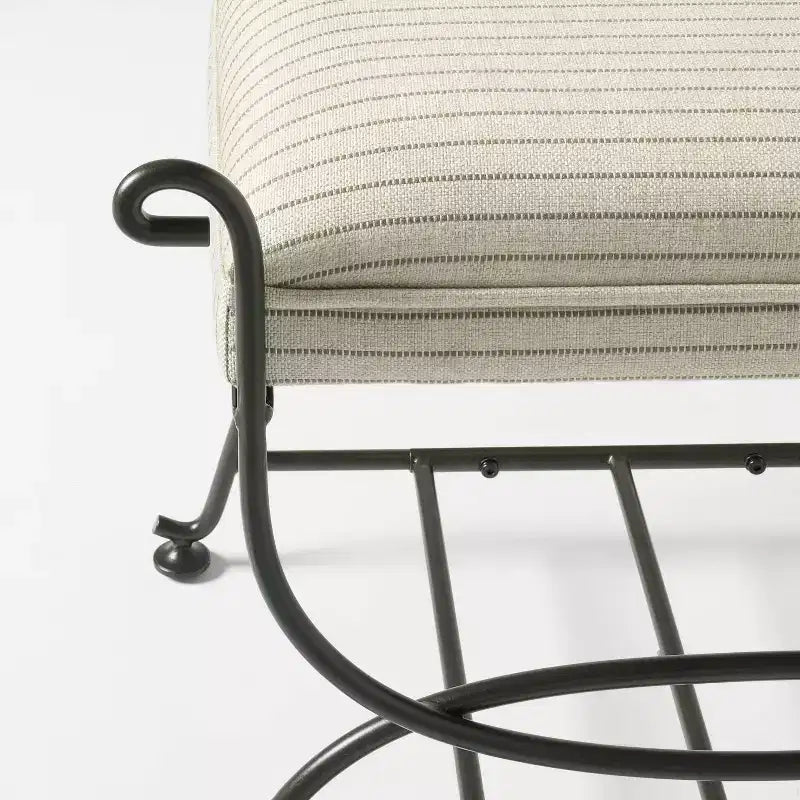 Ottomana in metallo con tessuto a strisce Performance - Threshold disegnata con Studio McGee