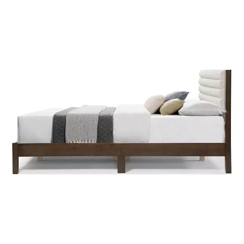 HOMES: Inside + Out Letto a piattaforma Queen Belna con rivestimento in bouclé
