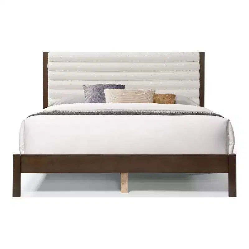 HOMES: Inside + Out Letto a piattaforma Queen Belna con rivestimento in bouclé