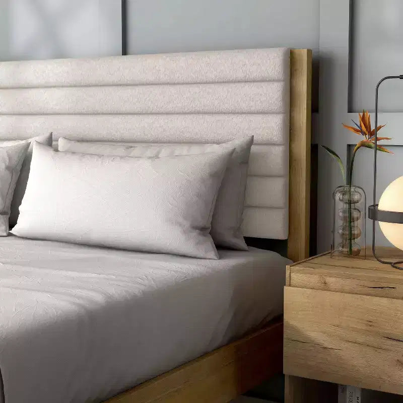 HOMES: Inside + Out Letto a piattaforma Queen Belna con rivestimento in bouclé