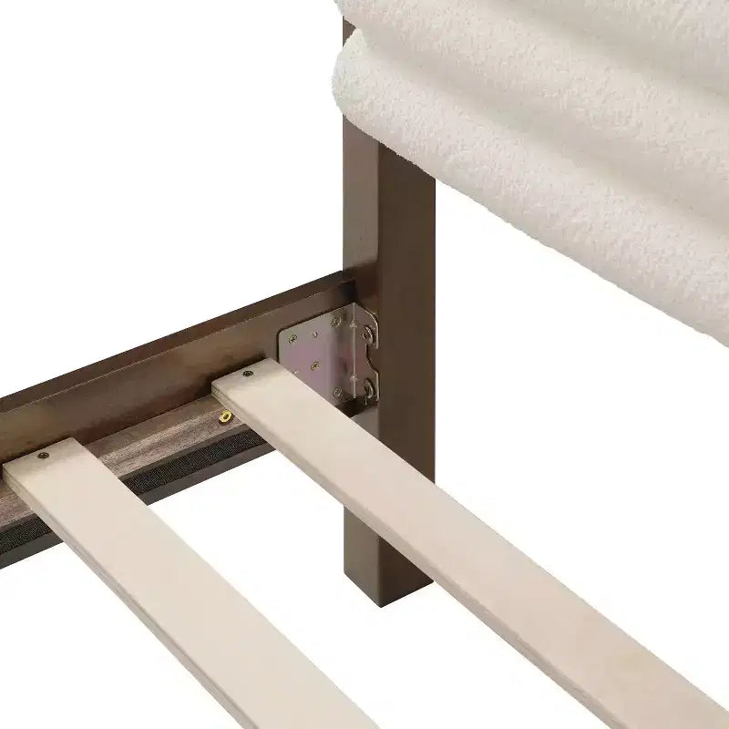 HOMES: Inside + Out Letto a piattaforma Queen Belna con rivestimento in bouclé